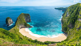 פוטו החופים הטובים בעולם 2025 Kelingking Beach, Nusa Penida אינדונזיה , צילום: Jon Chica/Shutterstock